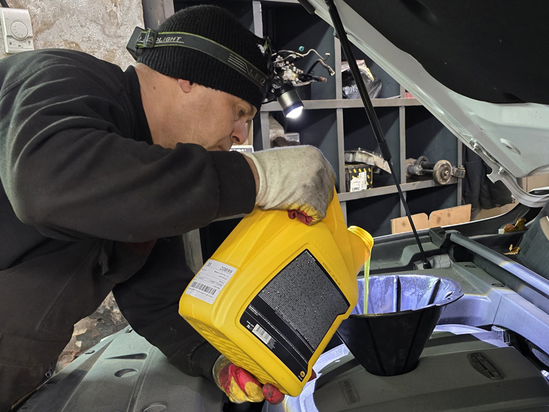 Замена масла в двигателе Geely Tugella