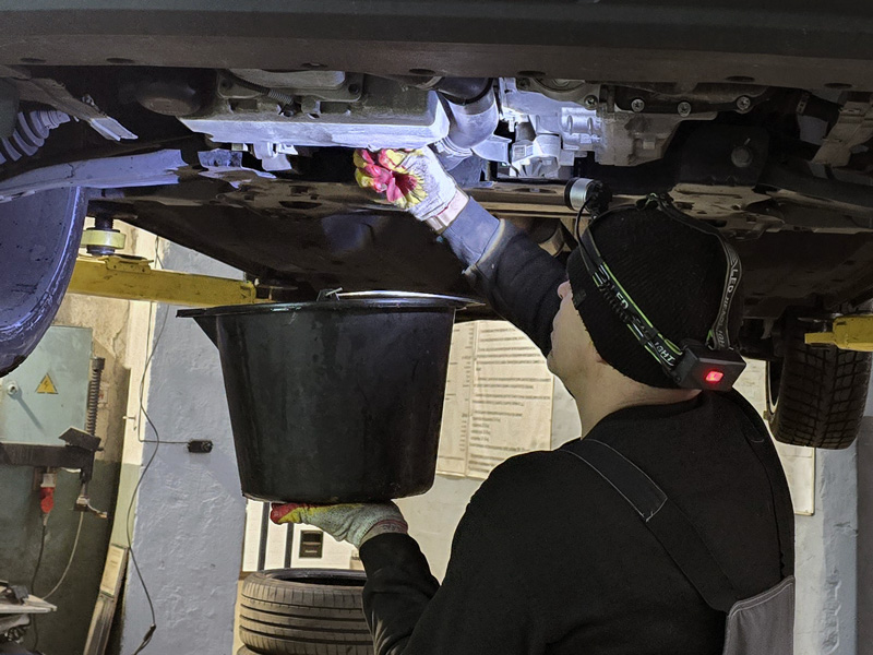 Замена масла в двигателе Geely Tugella