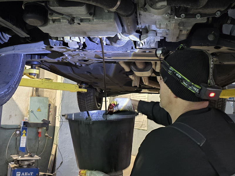 Замена масла в двигателе Geely Tugella