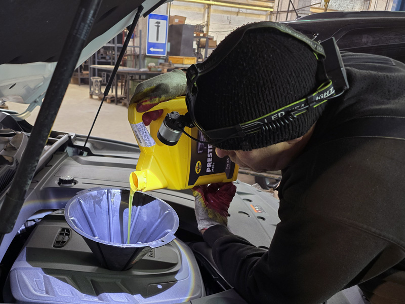 Замена масла в двигателе Geely Tugella